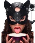 GATITA CON LATIGO DE PLUMA